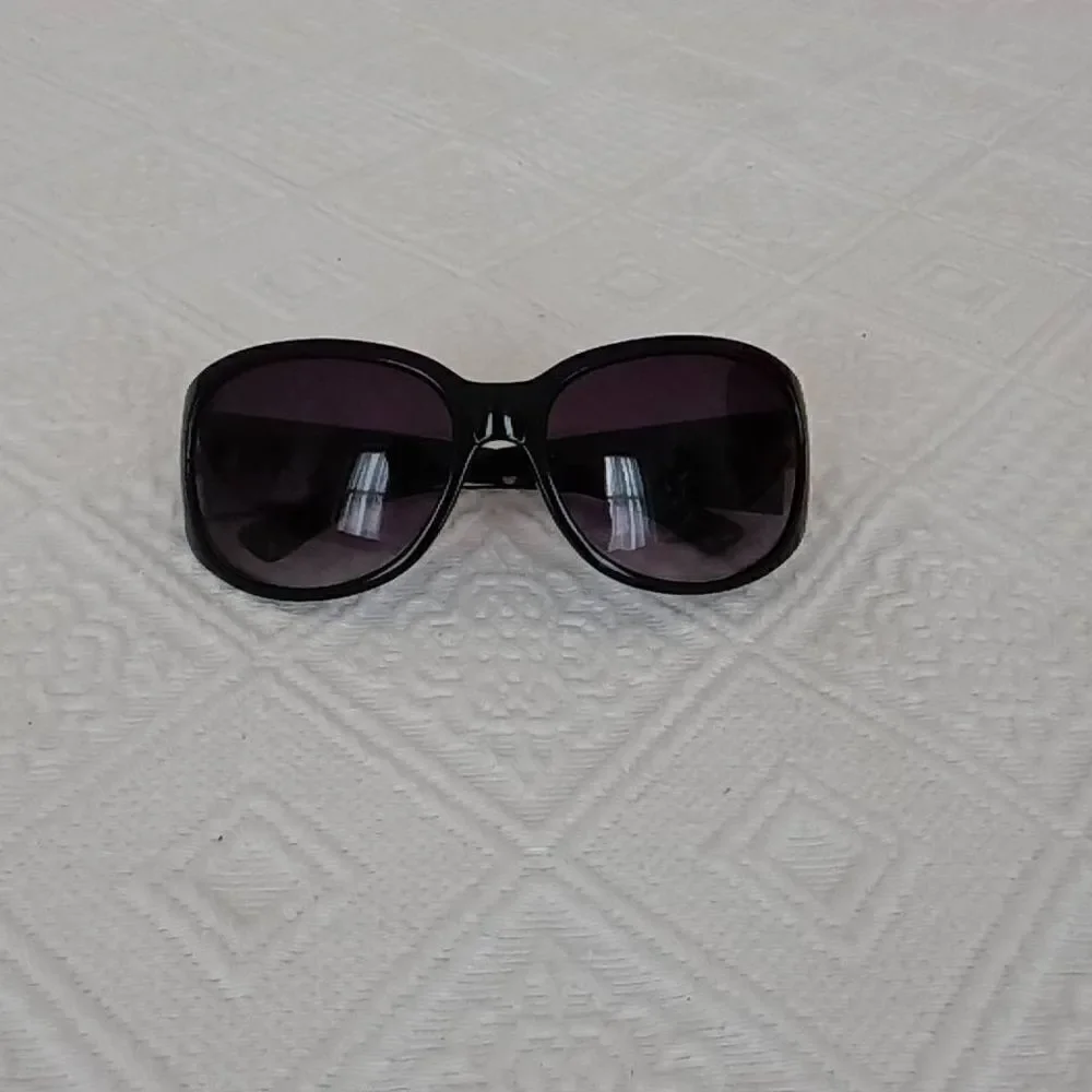Oscar De La Renta Women's Mod1146 Sunglasses with Hard Shell Case Included